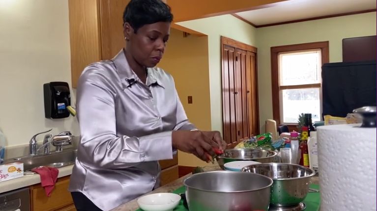 Widowed Mother of Nine Teaches Free Cooking Classes