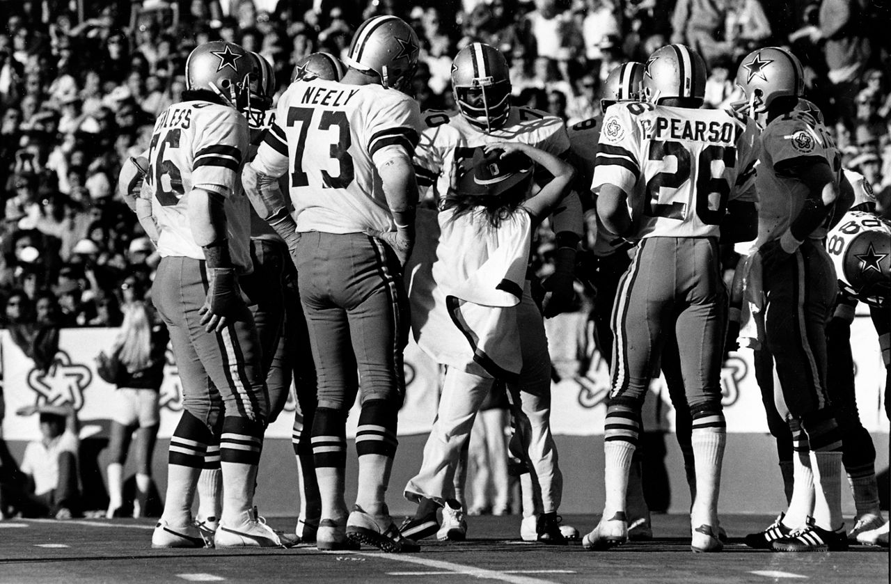 Dallas Cowboys Old School on X: #CowboysNation The Cowboys went rogue in  1976. In honor of America's Bicentennial, the Cowboys changed one the blue  stripes running down the center of their helmets