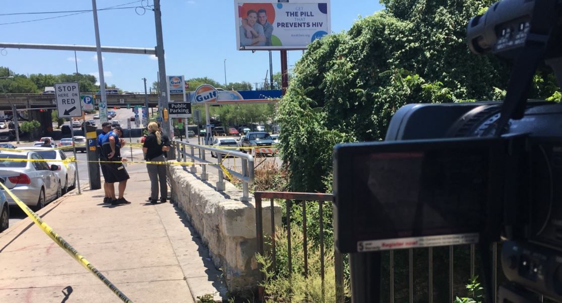  Austin police investigate after a body was discovered in a creek bed in the area of 6th and Sabine streets on May 30, 2018. (Alex Stockwell/Spectrum News)