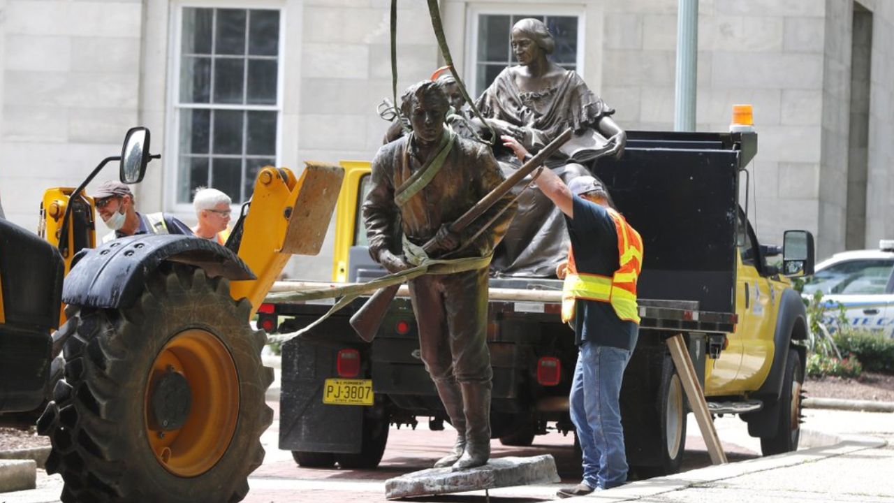 crews remove statues in Raleigh