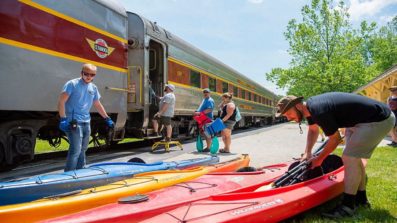 loading kayaks into train