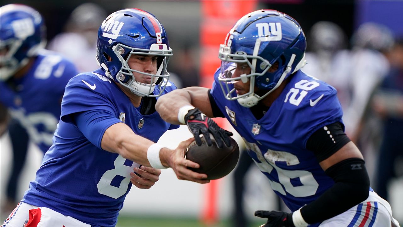 AP source: Giants give Jones 4-year, $160M deal, tag Barkley