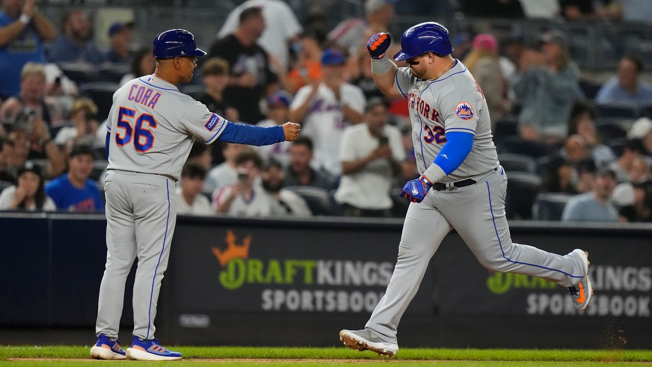 New York Mets' Pete Alonso celebrates a home run with Daniel