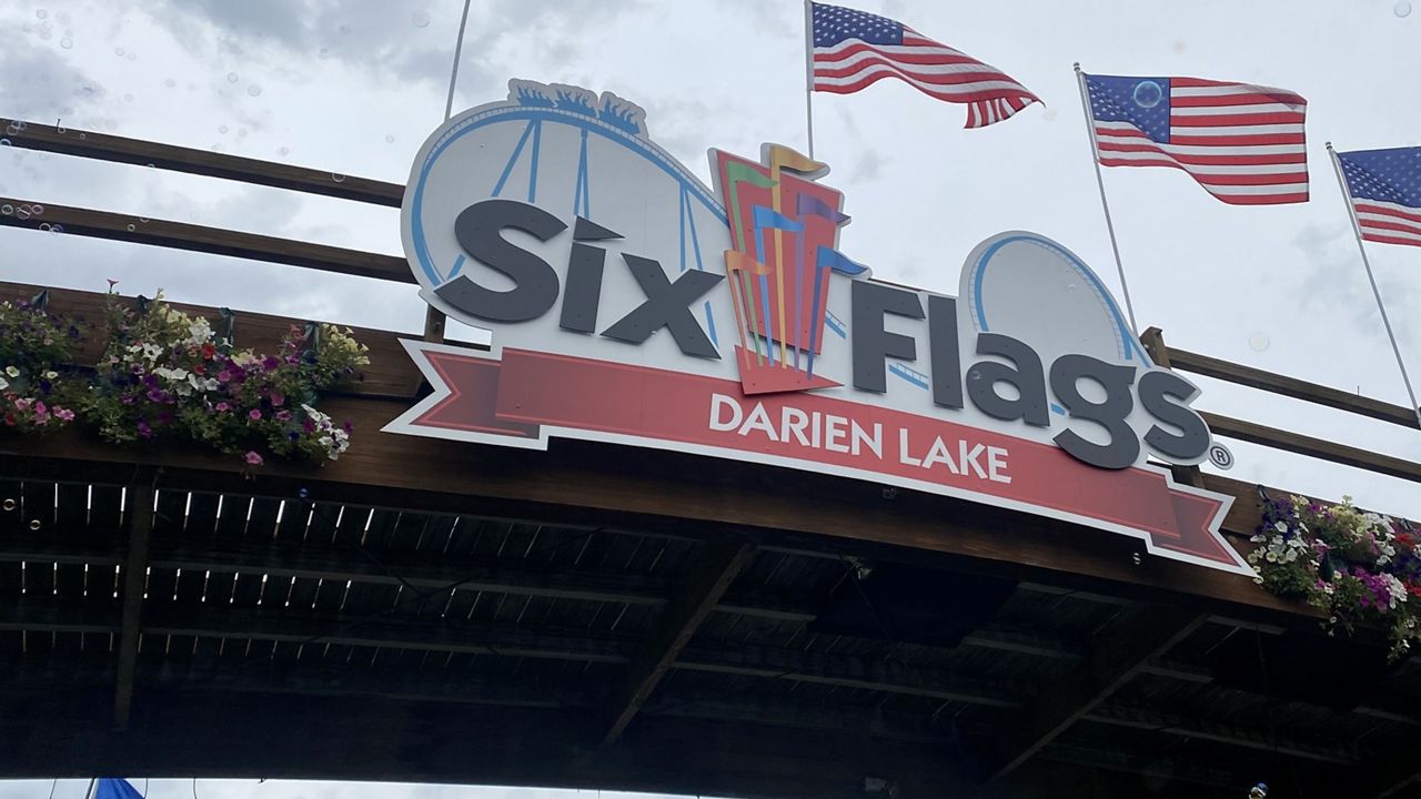 Darien Lake sign