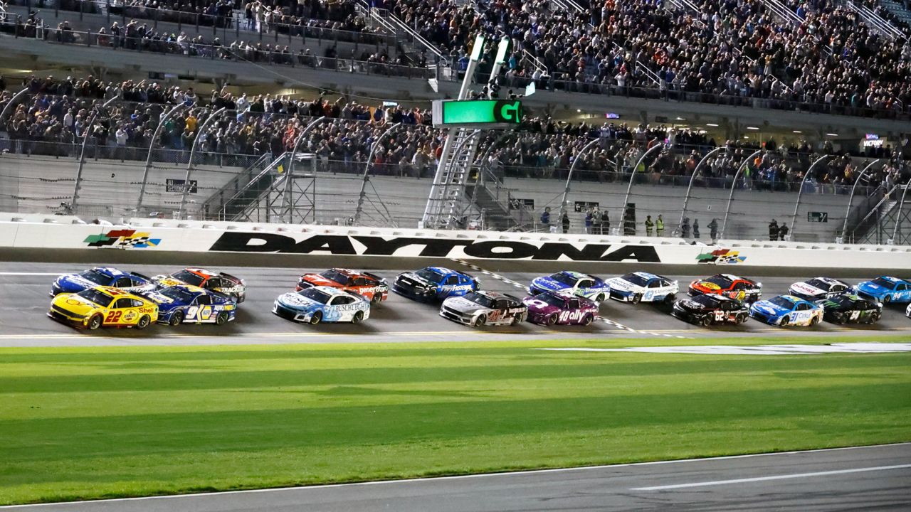 Joey Logano (22) and Austin Cindric, top left, lead the field to start the first of two Daytona 500 qualifying auto races at Daytona International Speedway, Thursday, Feb. 15, 2024, in Daytona Beach, Fla. (AP Photo/Terry Renna)