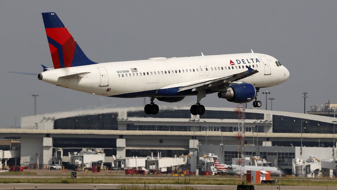 A Delta Airlines aircraft makes its approach at Dallas-Fort Worth International Airport in Grapevine, Texas. (AP Photo/Tony Gutierrez, File)