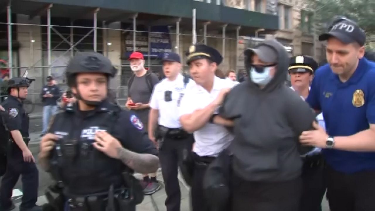 Agentes del NYPD durante los arrestos del sábado.