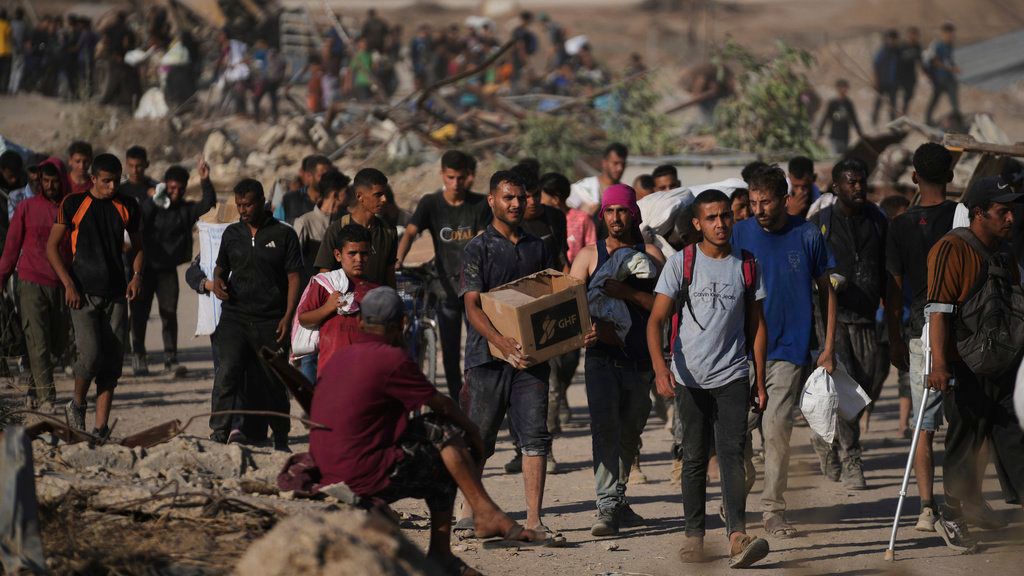 Palestinos en la devastada ciudad de Khan Younis, al sur de la Franja de Gaza.