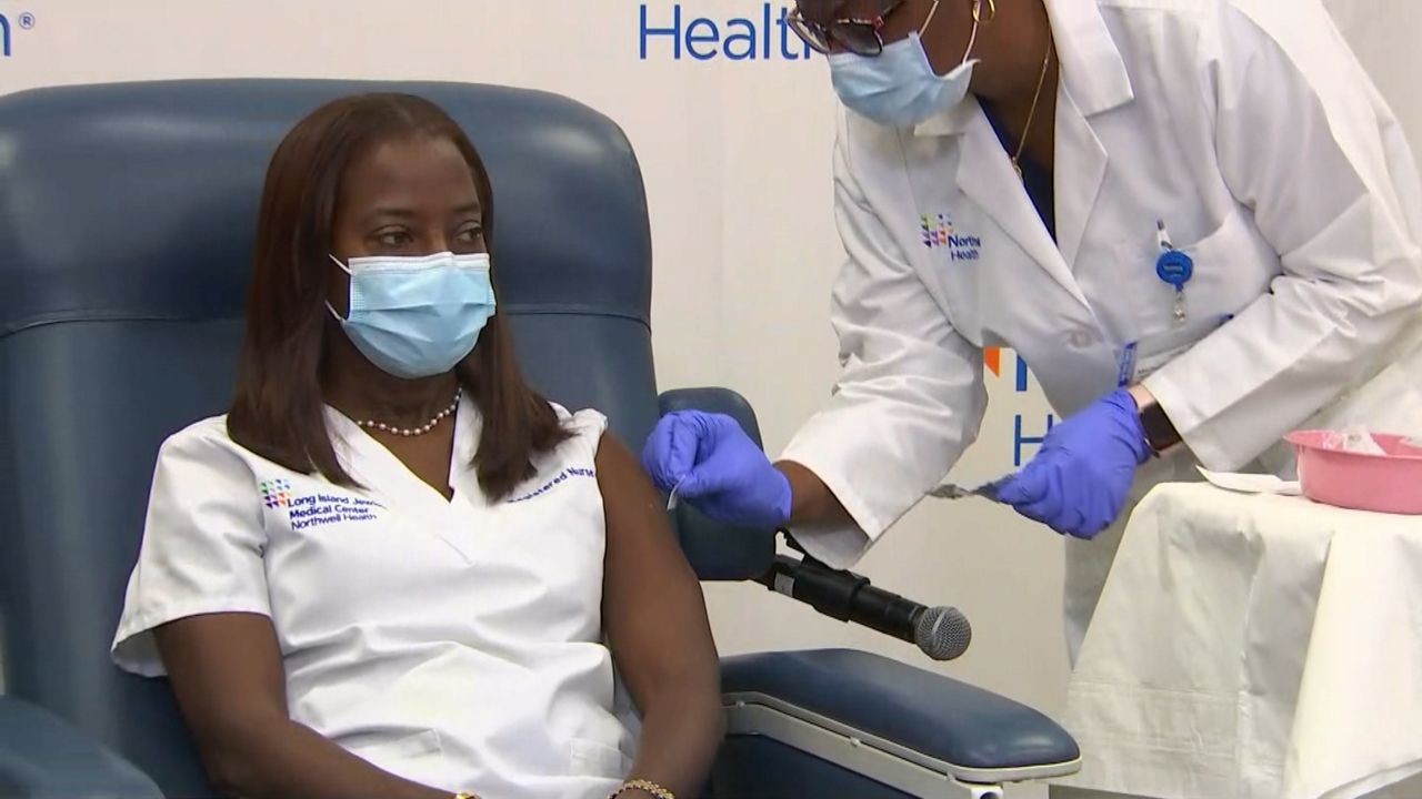 Enfermera de Nueva York recibe primera vacuna del COVID-19