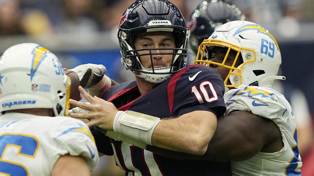 Plagued by poor finishes, Texans are NFL's only winless team