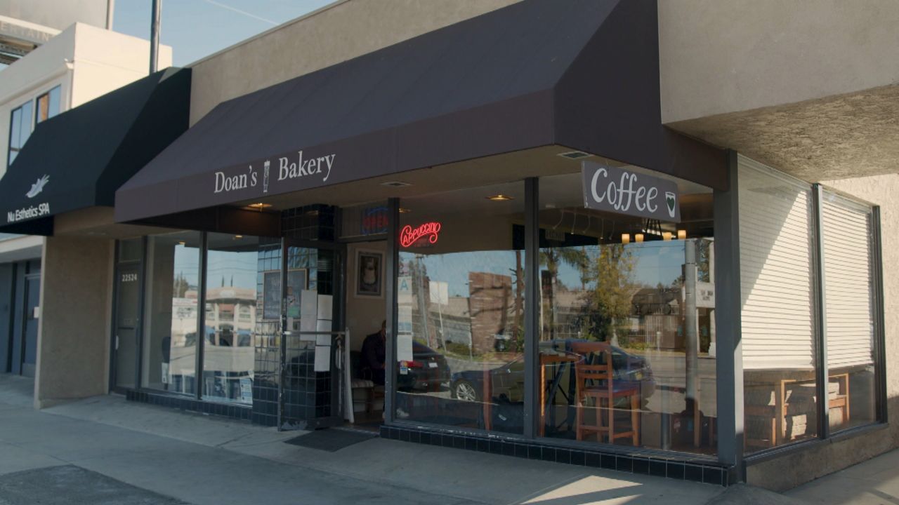 Tom Cruise Loves Woodland Hills Bakery S Bundt Cakes