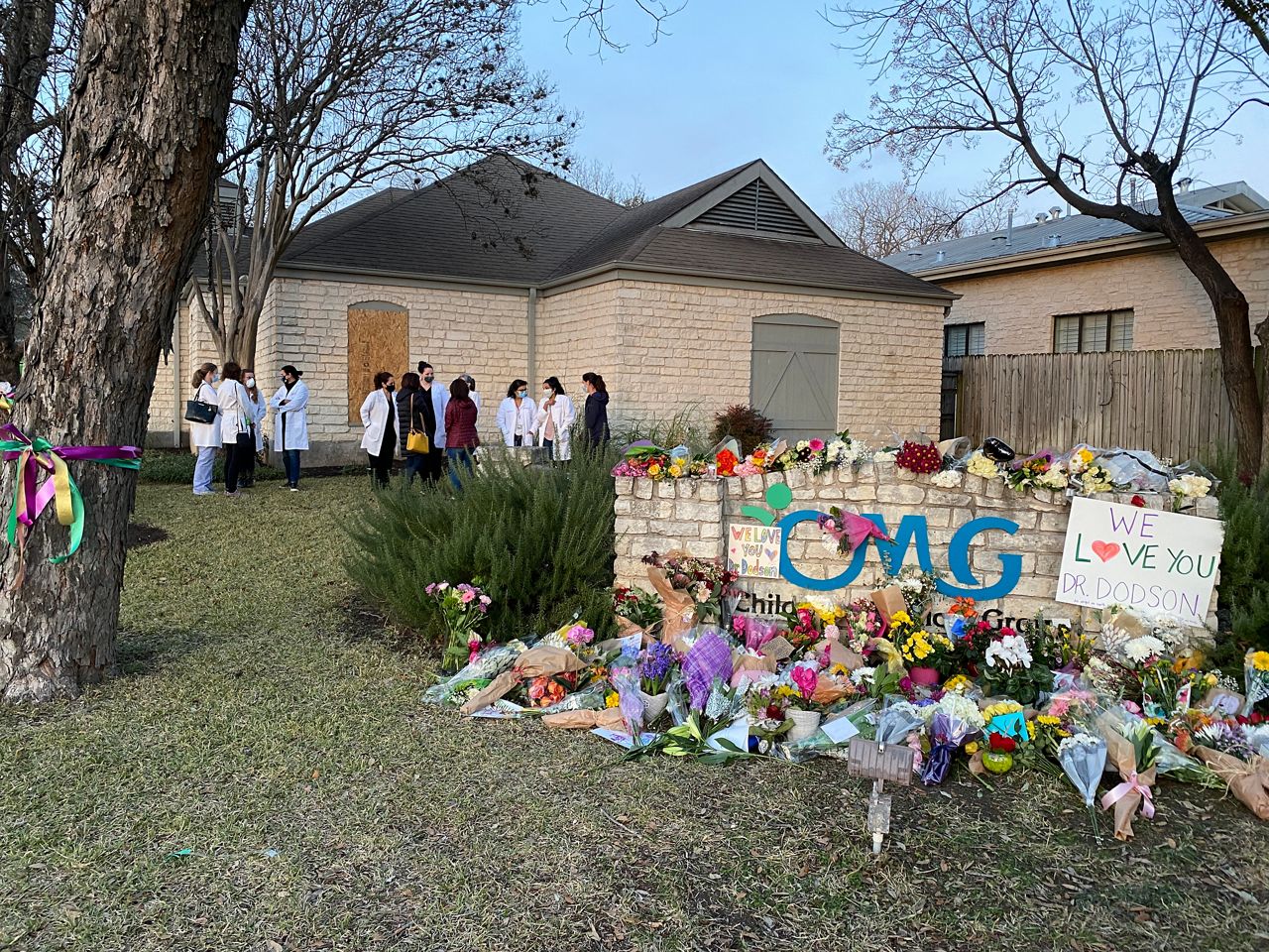 People pay respects to Dr. Lindley Dodson at Children's Medical Group in Austin, Texas, in this image from January 27, 2021. (Niki Griswold/Spectrum News 1)