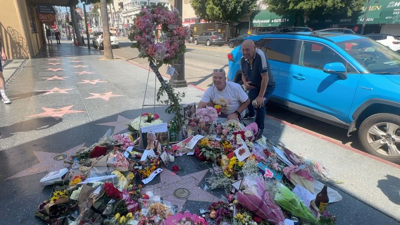 Fans continue to pay tribute to Dolly Parton in Hollywood