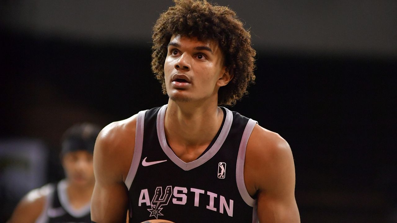 Spurs sign Dominick Barlow to two-way contract