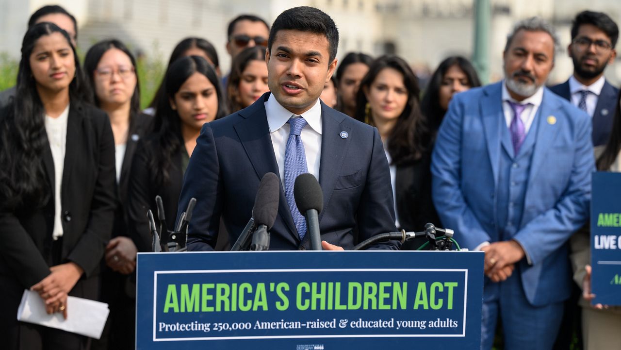 Bill to aid 'documented Dreamers' has bipartisan support