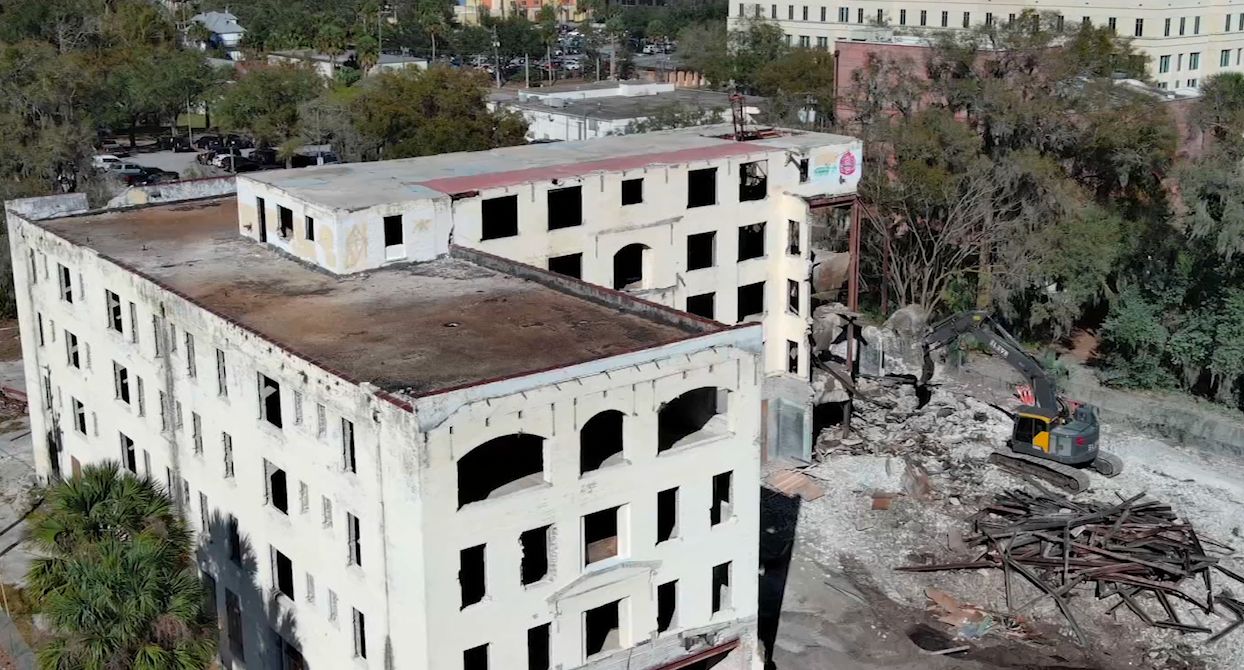 City of DeLand starts demolishing Putnam Hotel
