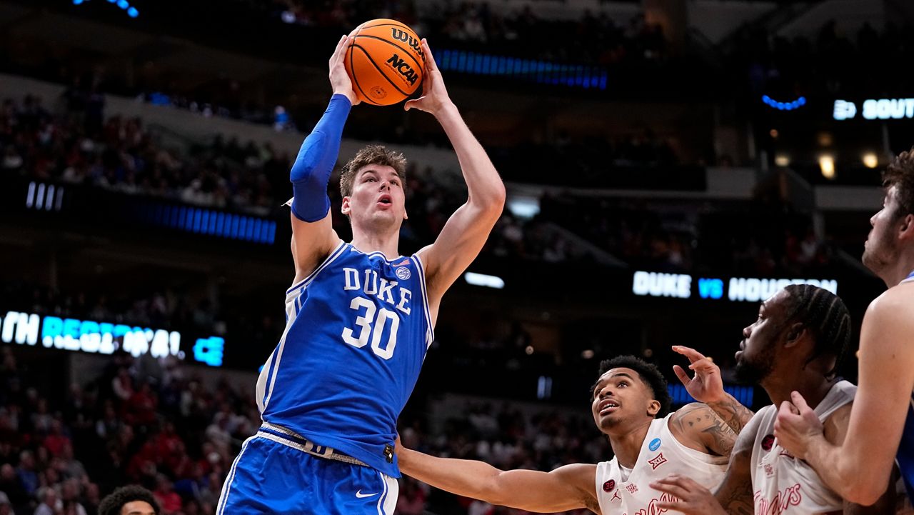 Duke's Kyle Filipowski shoots against Houston during the second half of a Sweet 16 college basketball game in the NCAA Tournament in Dallas, Friday, March 29, 2024. (AP Photo/Tony Gutierrez)