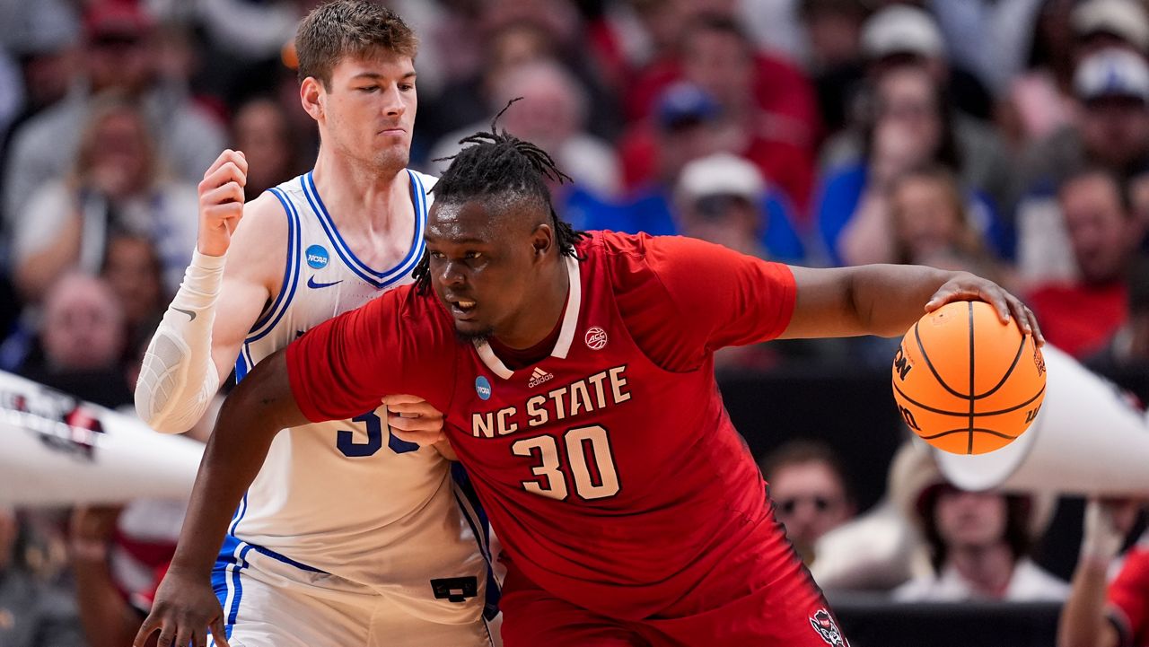 N.C. State's DJ Burns Jr., right, works the floor against Duke's Kyle Filipowski during the second half of an Elite Eight college basketball game in the NCAA Tournament in Dallas, Sunday, March 31, 2024. (AP Photo/Tony Gutierrez)