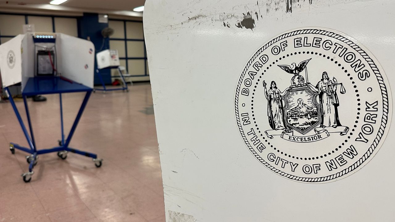 纽约人在提前投票的第一个周末前往投票站