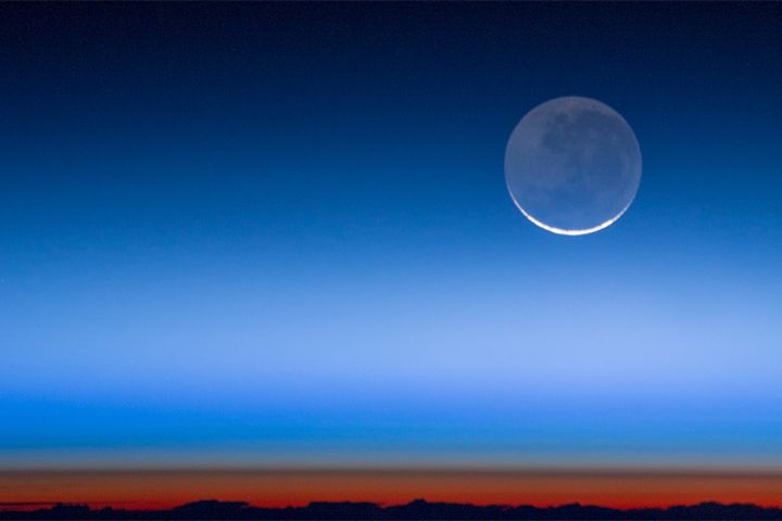 ‘Earthshine’ levels show the planet is dimming