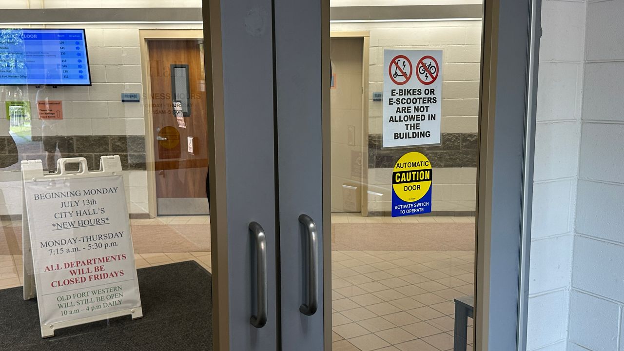 As you enter Augusta City Hall, a sign warns e-bike riders to leave their vehicles outside. (Spectrum News/Susan Cover)