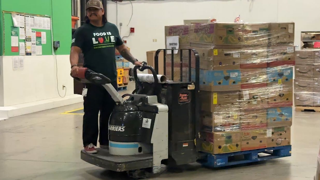 San Antonio Food Bank busy with distribution. (Spectrum News 1/Amber Hughes)