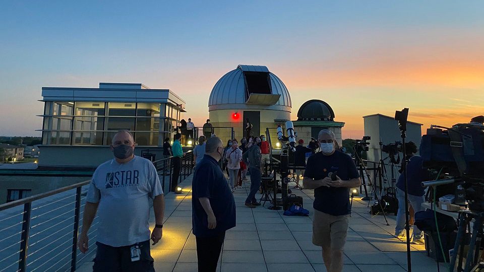People watch partial solar eclipse at Buffalo Science Museum