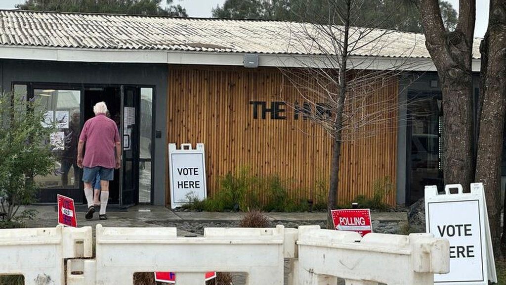 La gente ingresa a un centro de votación en la ciudad de Boca Chica, Texas, durante el proceso para decidir que  la sede de SpaceX, se llame en Starbase.