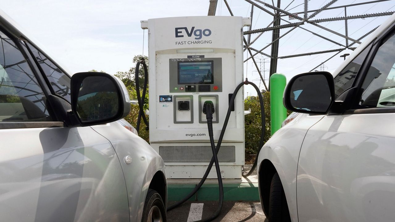 Cars powering up at an electric vehicle charging station. (Spectrum News)