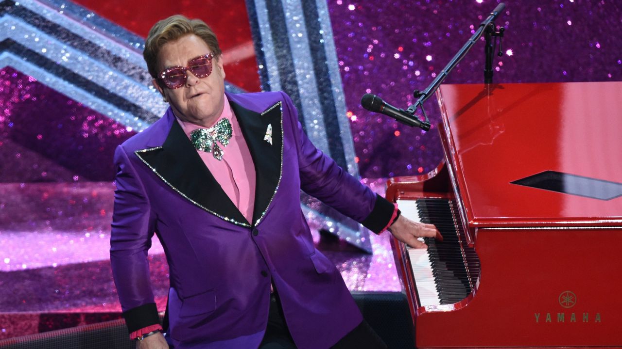 Photo of La dernière tournée d’Elton John revisite la gloire de Los Angeles avec Lipa, Carlyle