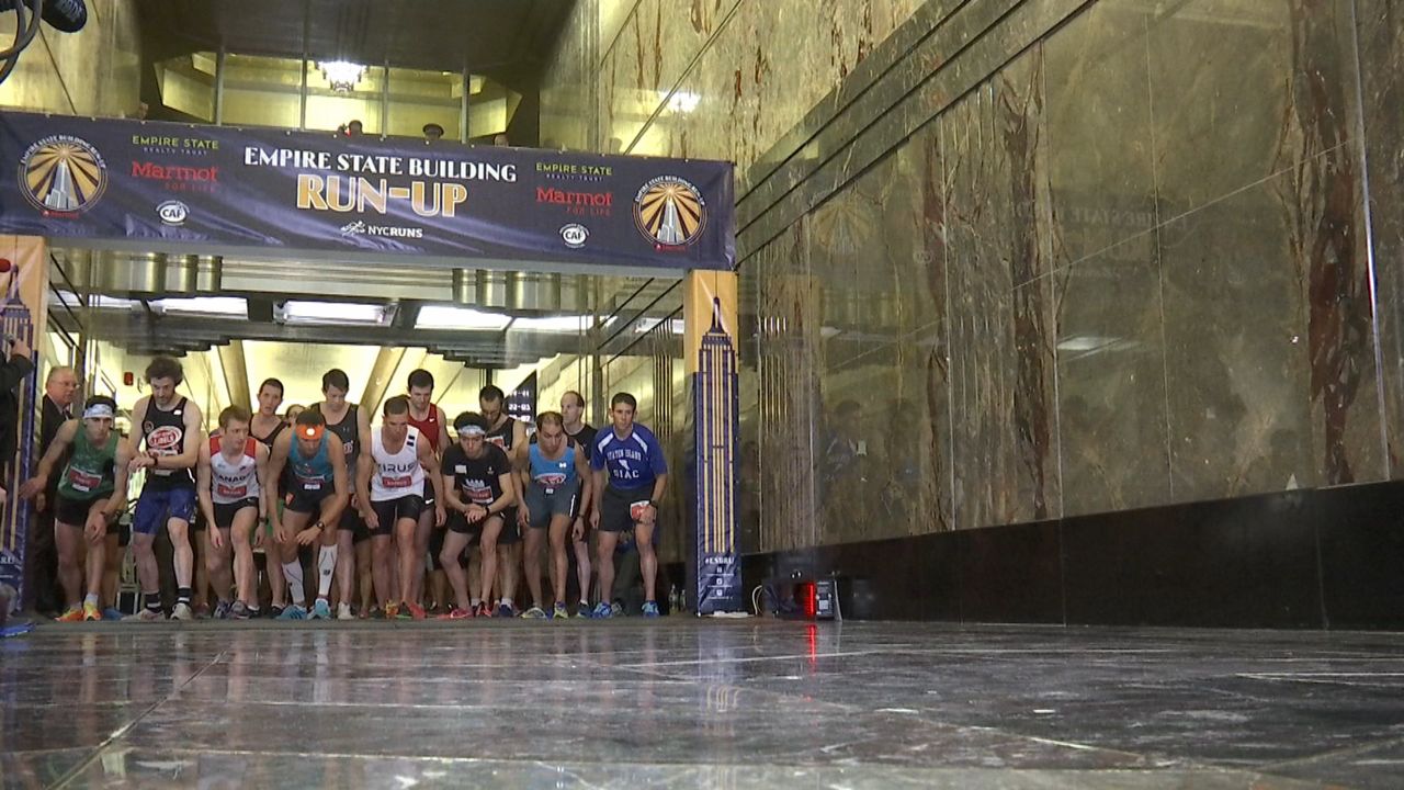 Compiten atletas en una carrera para subir las escaleras el Empire State