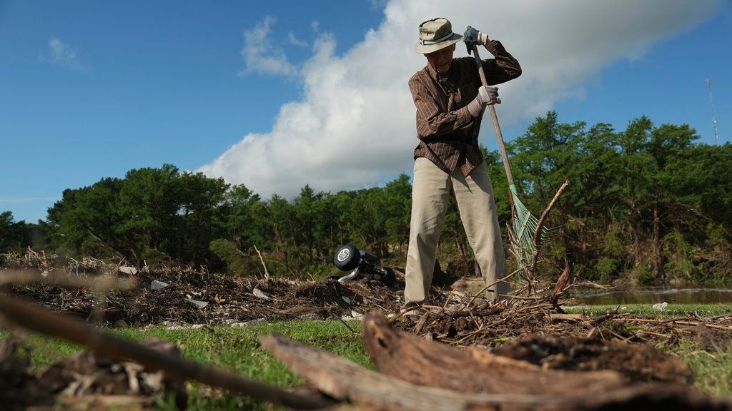 Charles Hanson limpia los escombros de la inundación, el martes 8 de julio de 2025, en el Parque Guadalupe en Kerrville, Texas. 