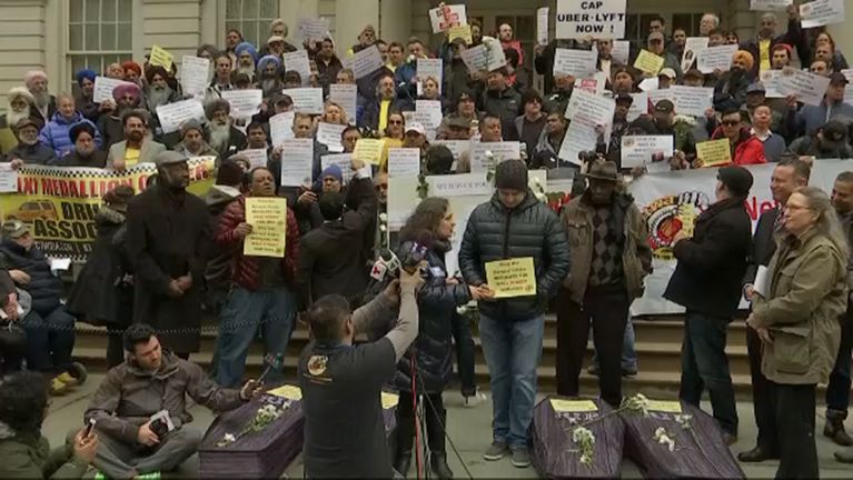 protesta de los taxistas frente a la alcaldía Taxistas.