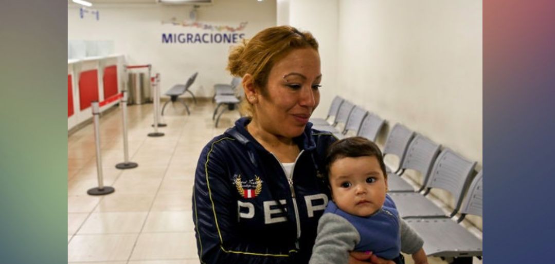 Una imnigrante y su hijo en Chile. Foto archivo.
