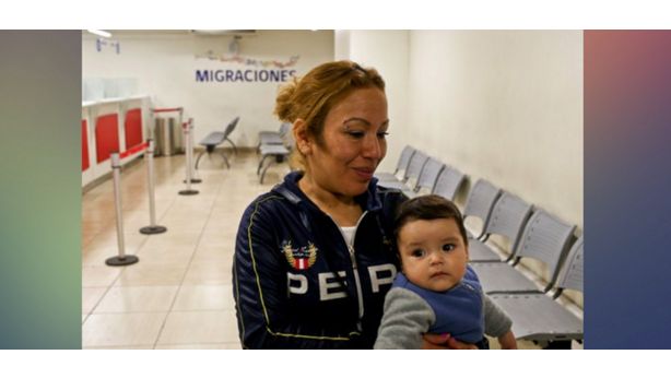 Una imnigrante y su hijo en Chile. Foto archivo.