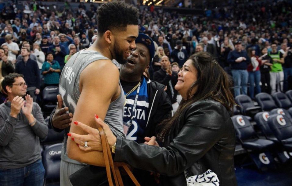 Anthony Towns, izquierda, Jacqueline Cruz-Towns, derecha.