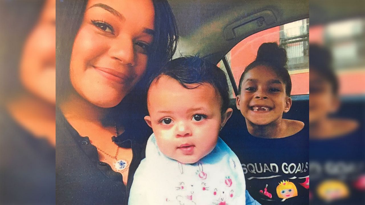 Abreu y sus dos hijos.