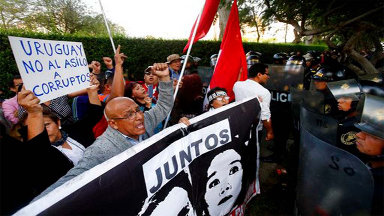 Protestas afuera de embajada de Uruguay en Lima.
