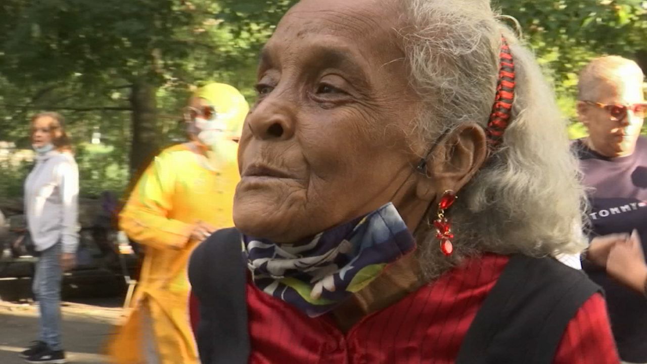 Tiene 96 años y es la reina de la salsa en Nueva York