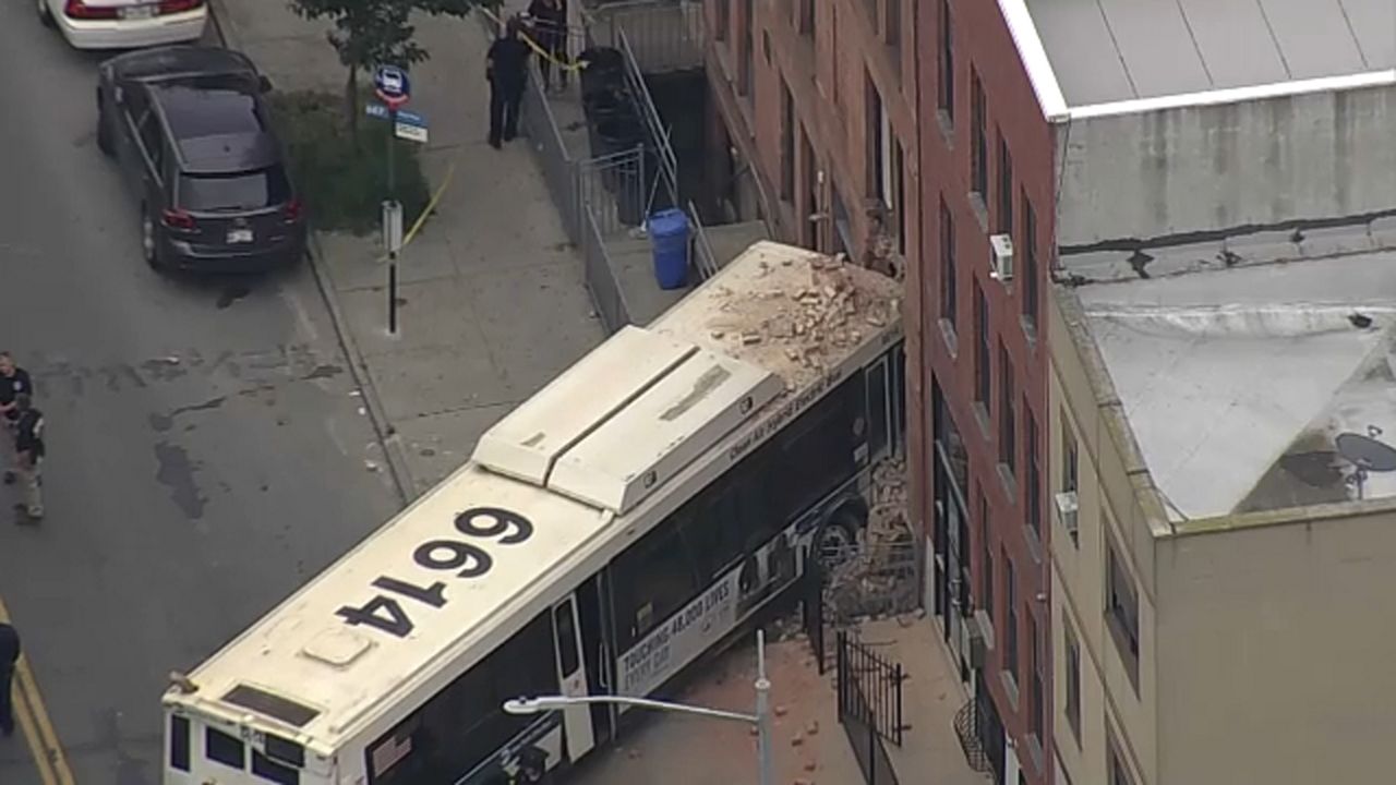 Autobús de la MTA se estrella contra un edificio en Brooklyn