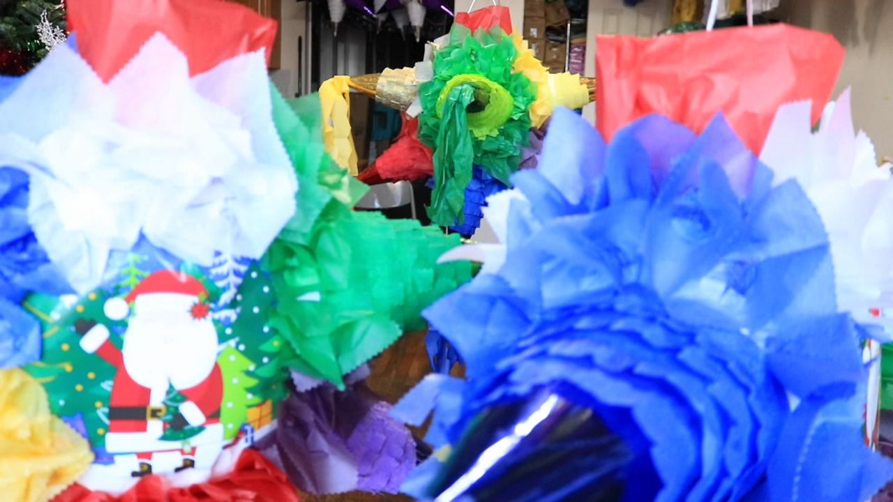 Piñatas mexicanas traen alegría a la Navidad en Nueva York