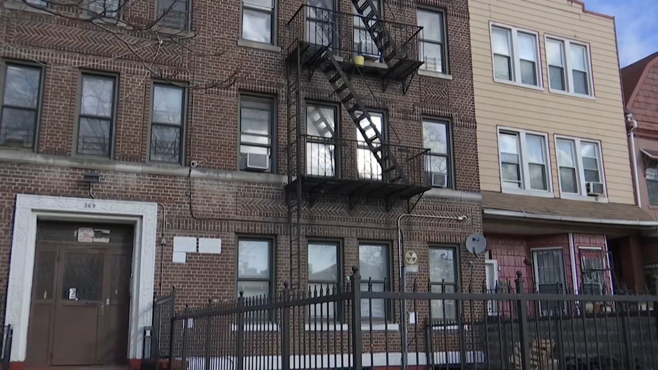 Mujer lavaba los platos en su casa cuando fue blanco de una bala perdida