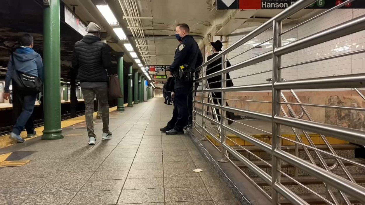 Adolescente manoseada en una estación del metro en Queens