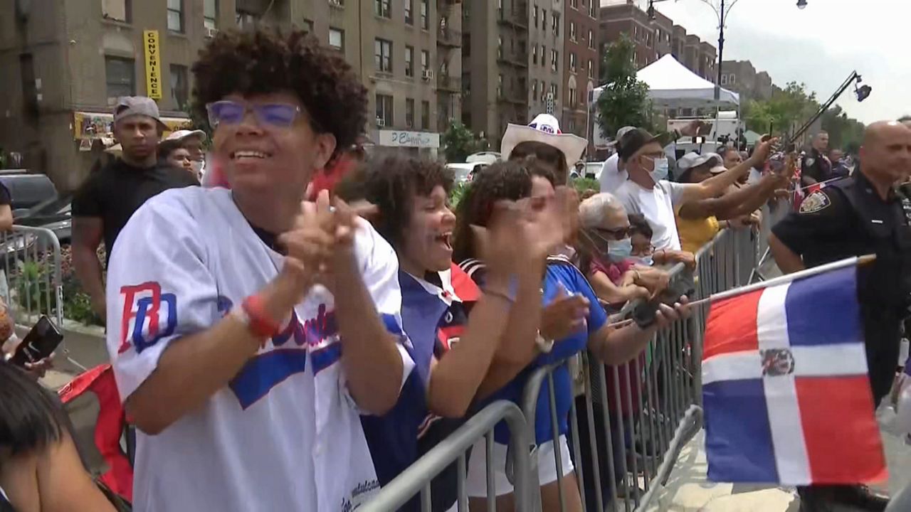 Desfile dominicano vuelve en persona a las calles del Bronx