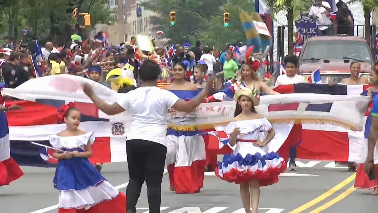 Desfile dominicano vuelve en persona a las calles del Bronx