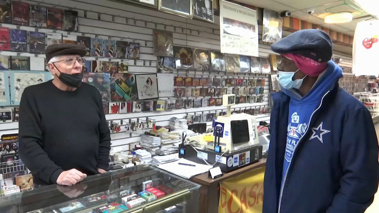 La catedral de la salsa en El Barrio despide a Johnny Pacheco