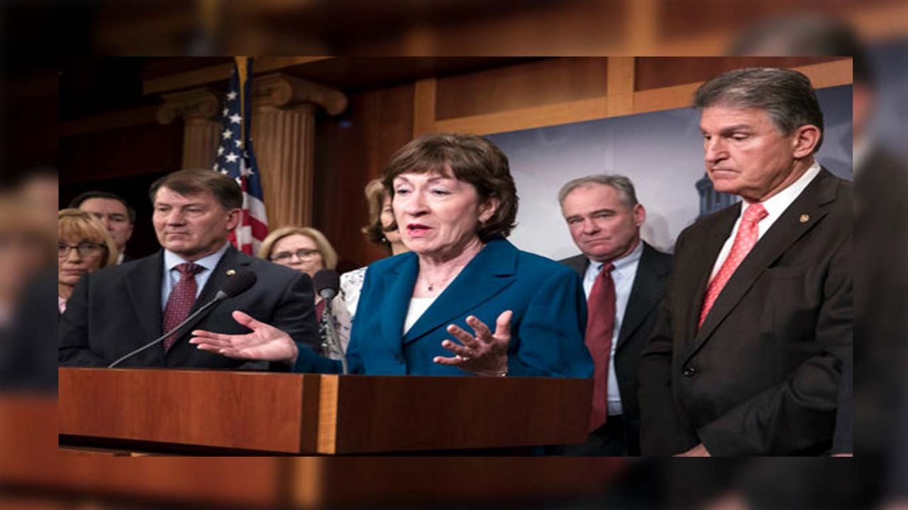 Senadora Collins rodeada de senadores del grupo bipartidista.