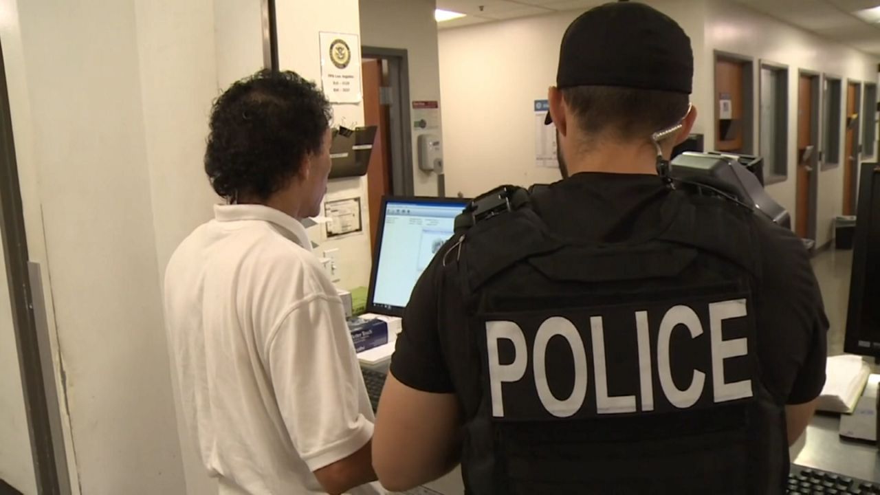 Hispanos se oponen a que el DMV comparta sus datos 