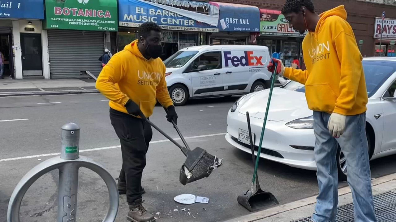 Volunteers in East Harlem to keep El Barrio clean