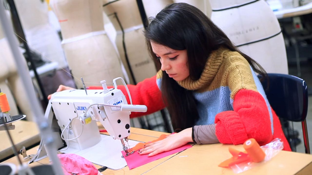Estudiante usa telas típicas de su país en diseños de moda